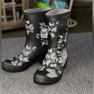 Chooka Women's Eastlake Tillie Mid-Black Floral Rain Boot‎ Size 6